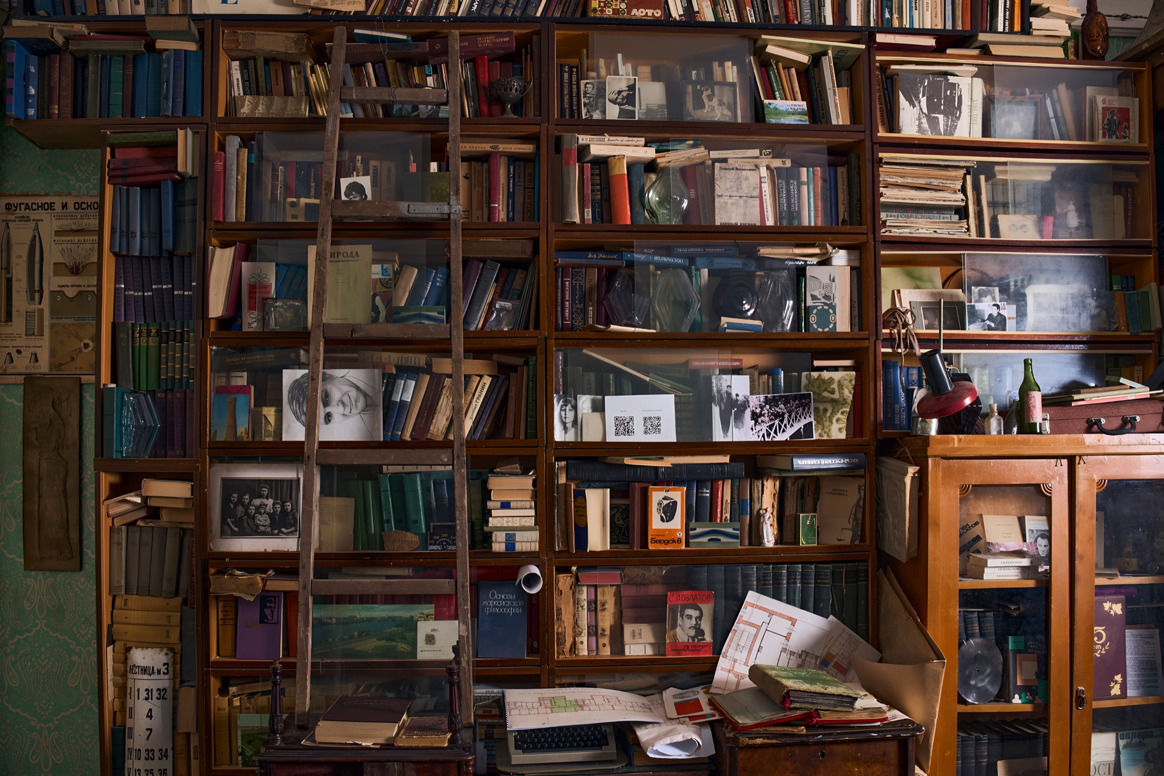Книжный шкаф в музее-квартире Сергея Довлатова — книги, фотографии, поэтажный план и печатная машинка